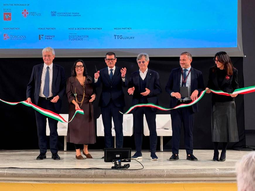 AURA, oggi il debuttoLa diretta della opening