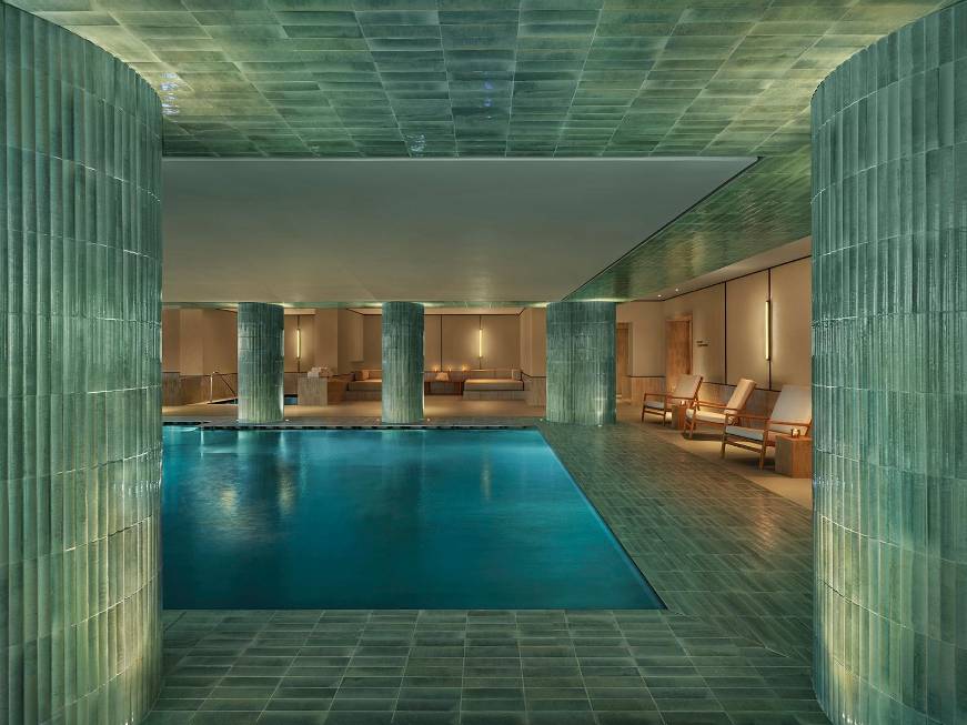 La piscina termale della spa firmata The Longevity Suite