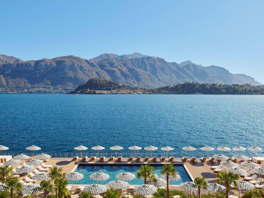 La vista su Bellagio e la piscina galleggiante