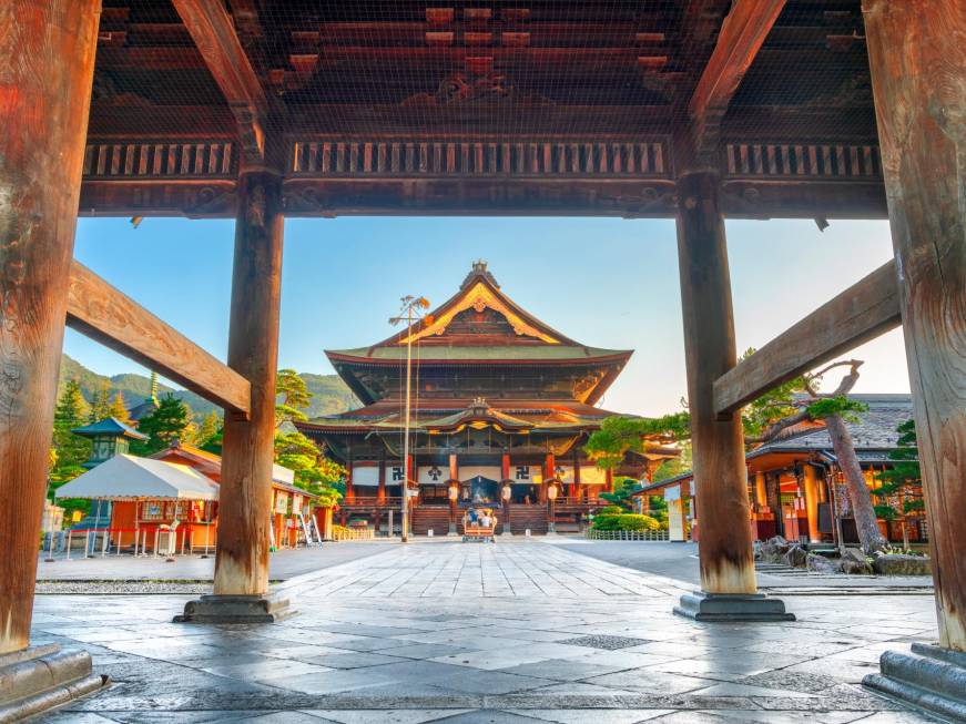 Il Giappone oltre Tokyo e Kyoto: gli itinerari alternativi tra onsen, street food e samurai