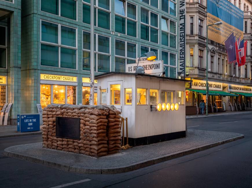 Berlino, al via la ristrutturazione dello storico Checkpoint Charlie