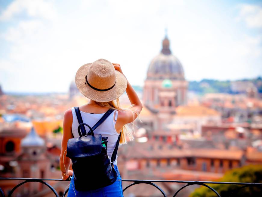 I turisti stranieri spendono il doppio degli italiani: i dati Bankitalia