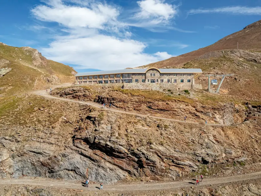 A tu per tu con i Pirenei: riapre l’hotel più alto della Francia