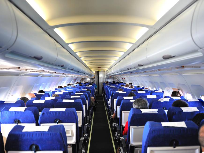 TikTok, selfie e manicure: il nuovo galateo in aereo secondo gli italiani